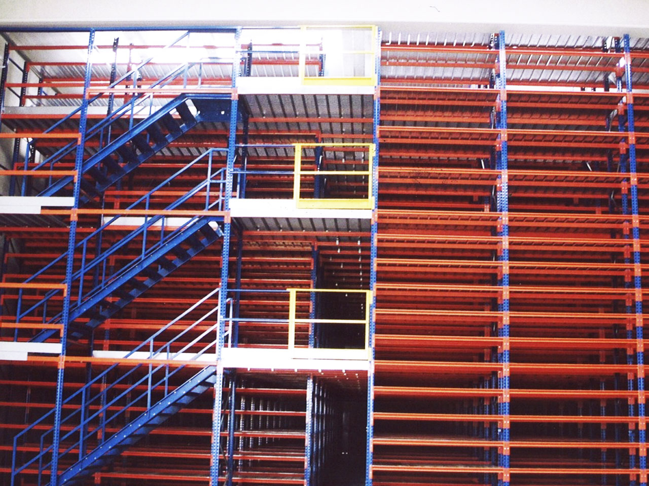 Fabricación de pasillos y escaleras  metálicas > EWS - Welding Solutions